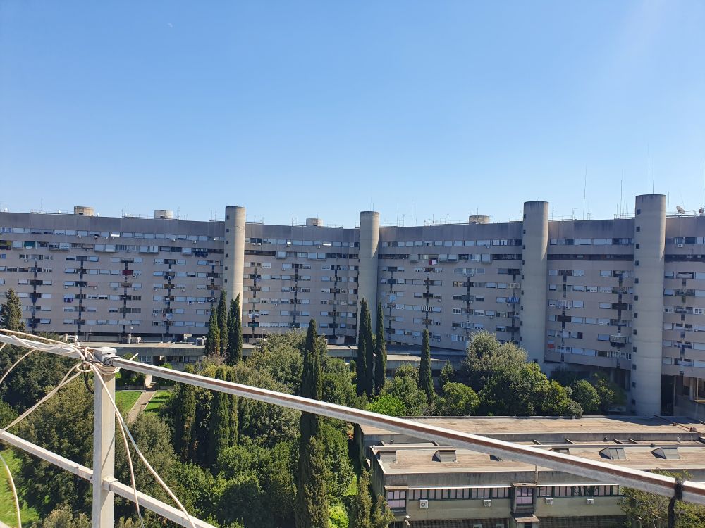 
Il complesso edilizio di Vigne Nuove: architettura monumentale e arte urbana