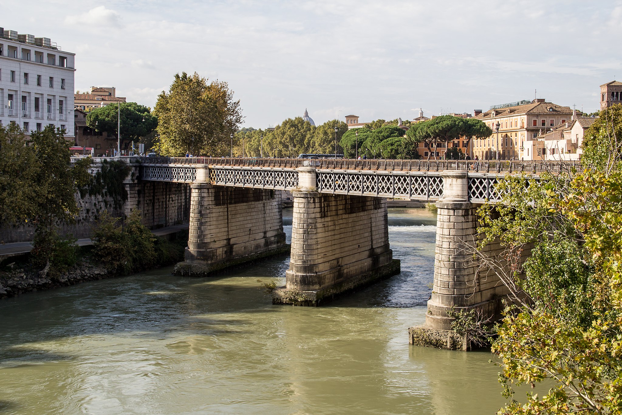 
Passare il Tevere intorno all'Isola: Ponte Palatino e Ponte Garibaldi 