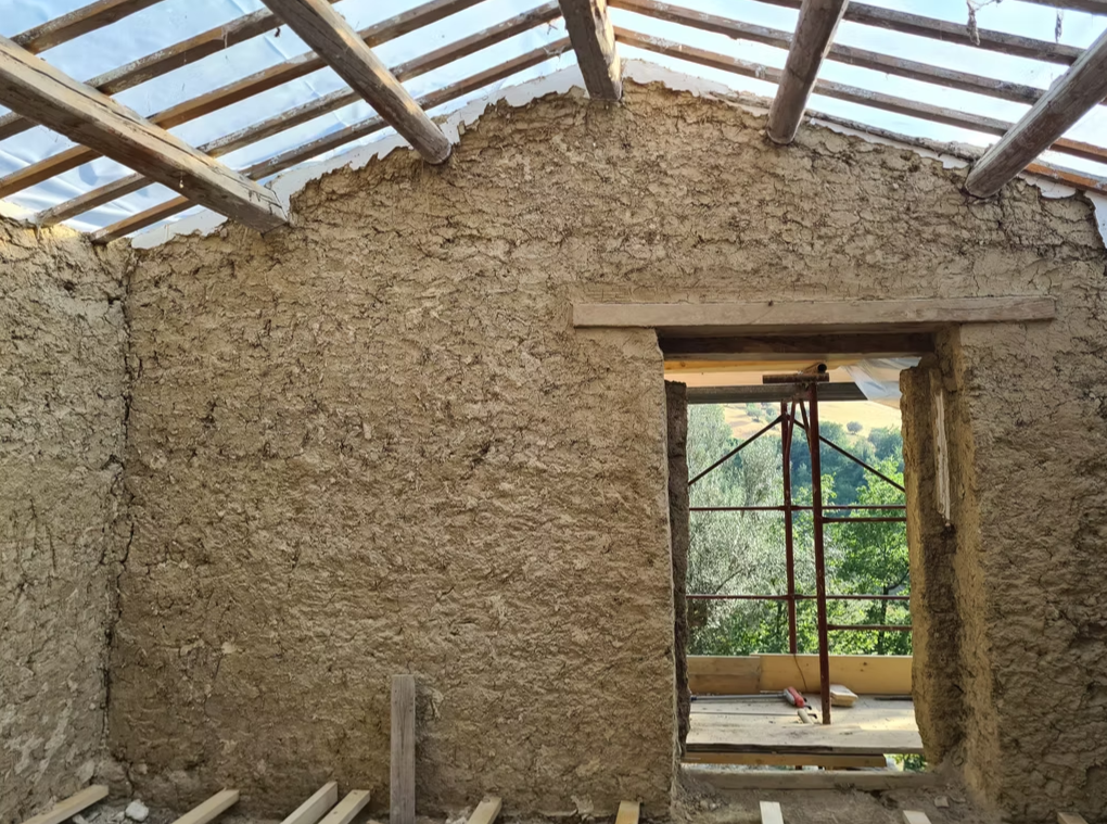 
Dalla natura all’abitare sano. Tecniche del costruire e del recupero con la terra cruda