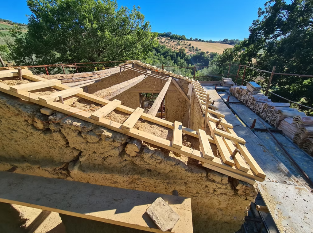 
Dalla natura all’abitare sano. Tecniche del costruire e del recupero con la terra cruda