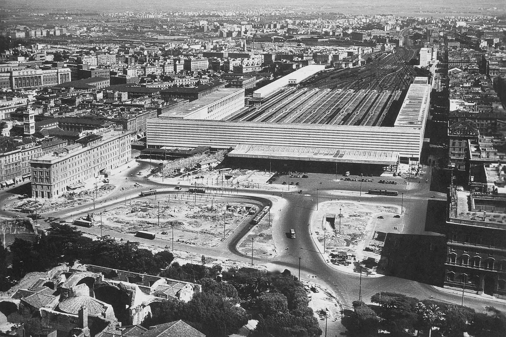 
Mura, dinosauri e grandi vuoti