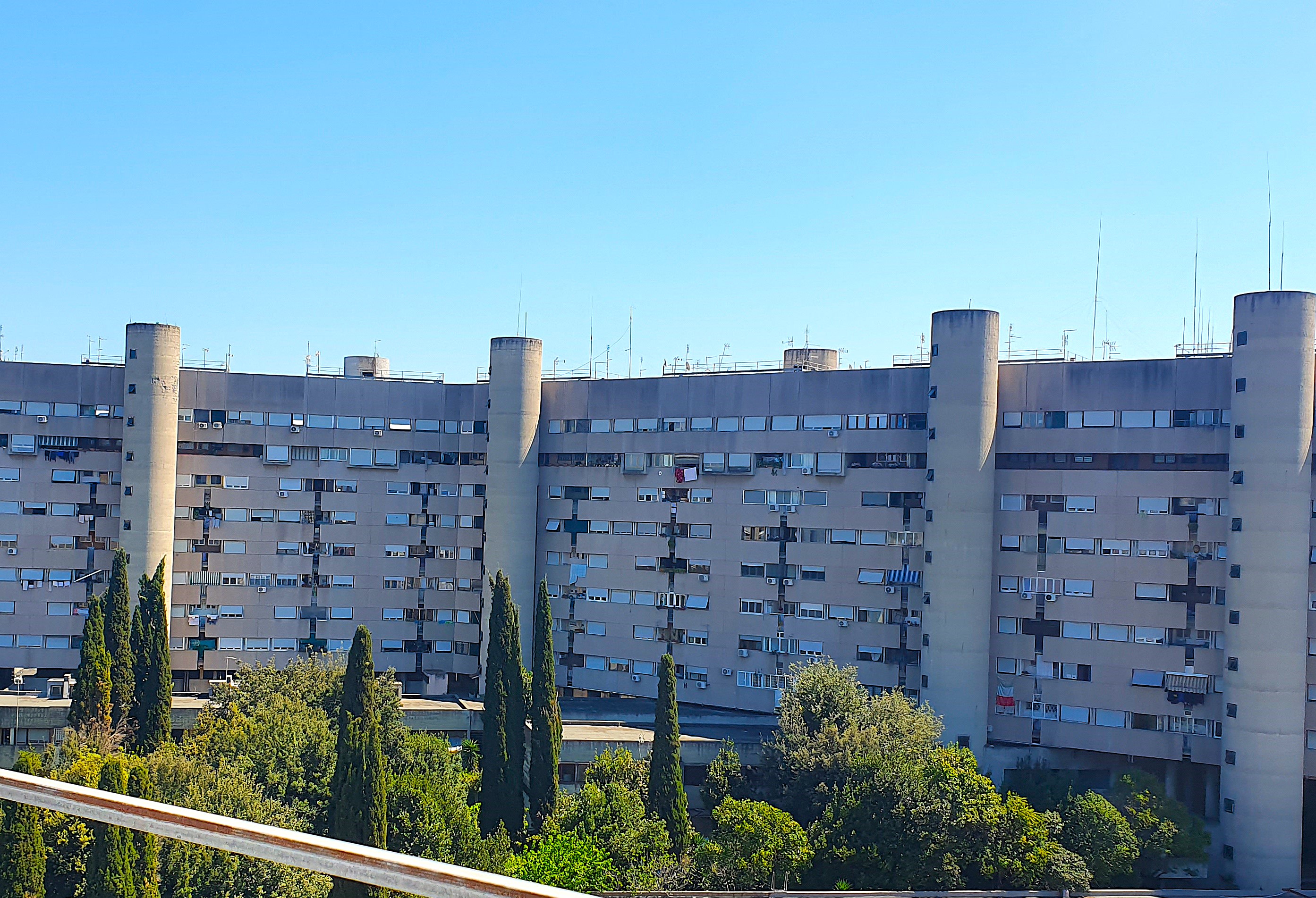 
Vigne Nuove: case popolari tra architettura e arte urbana