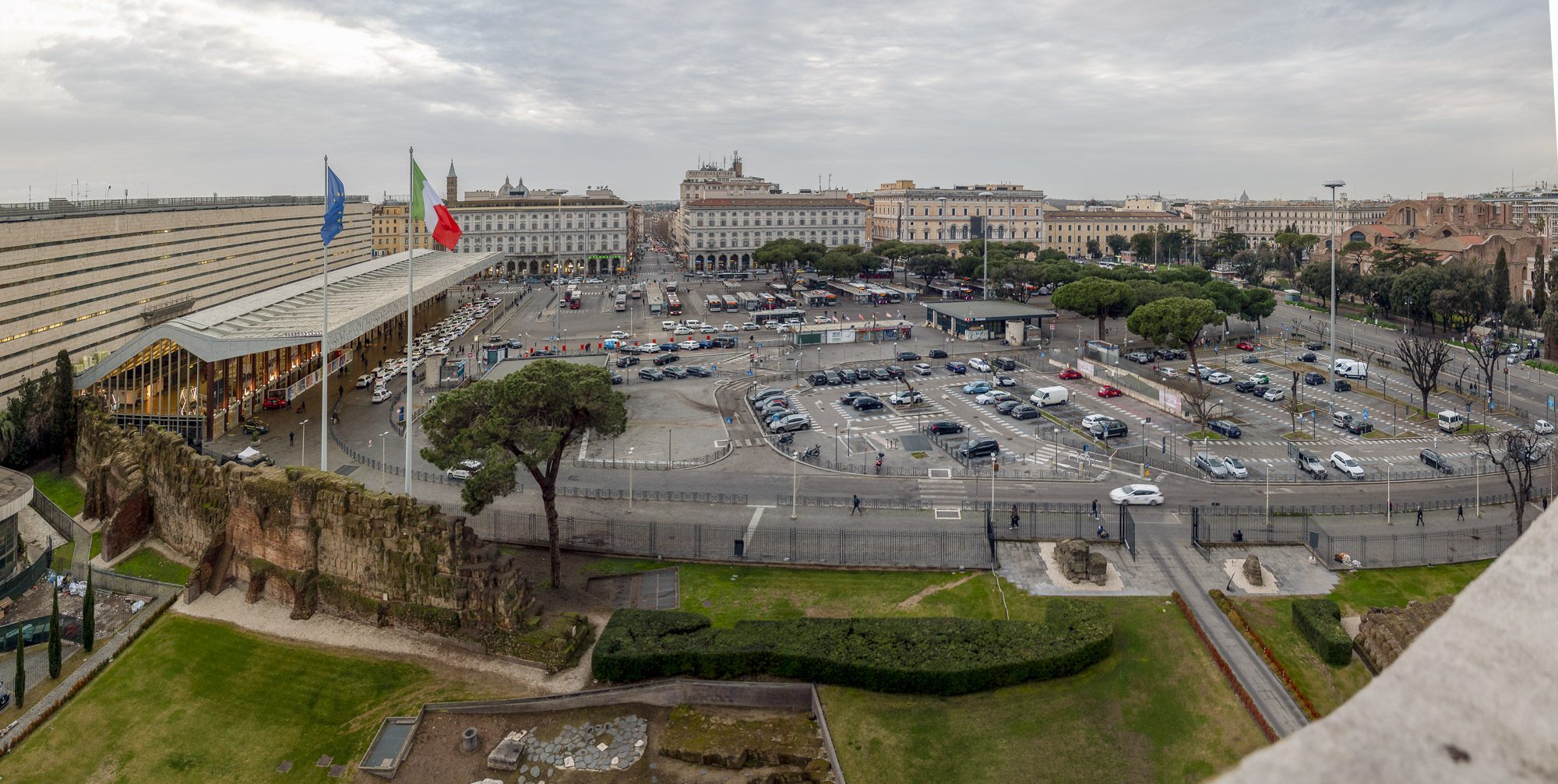 
Mura, dinosauri e grandi vuoti