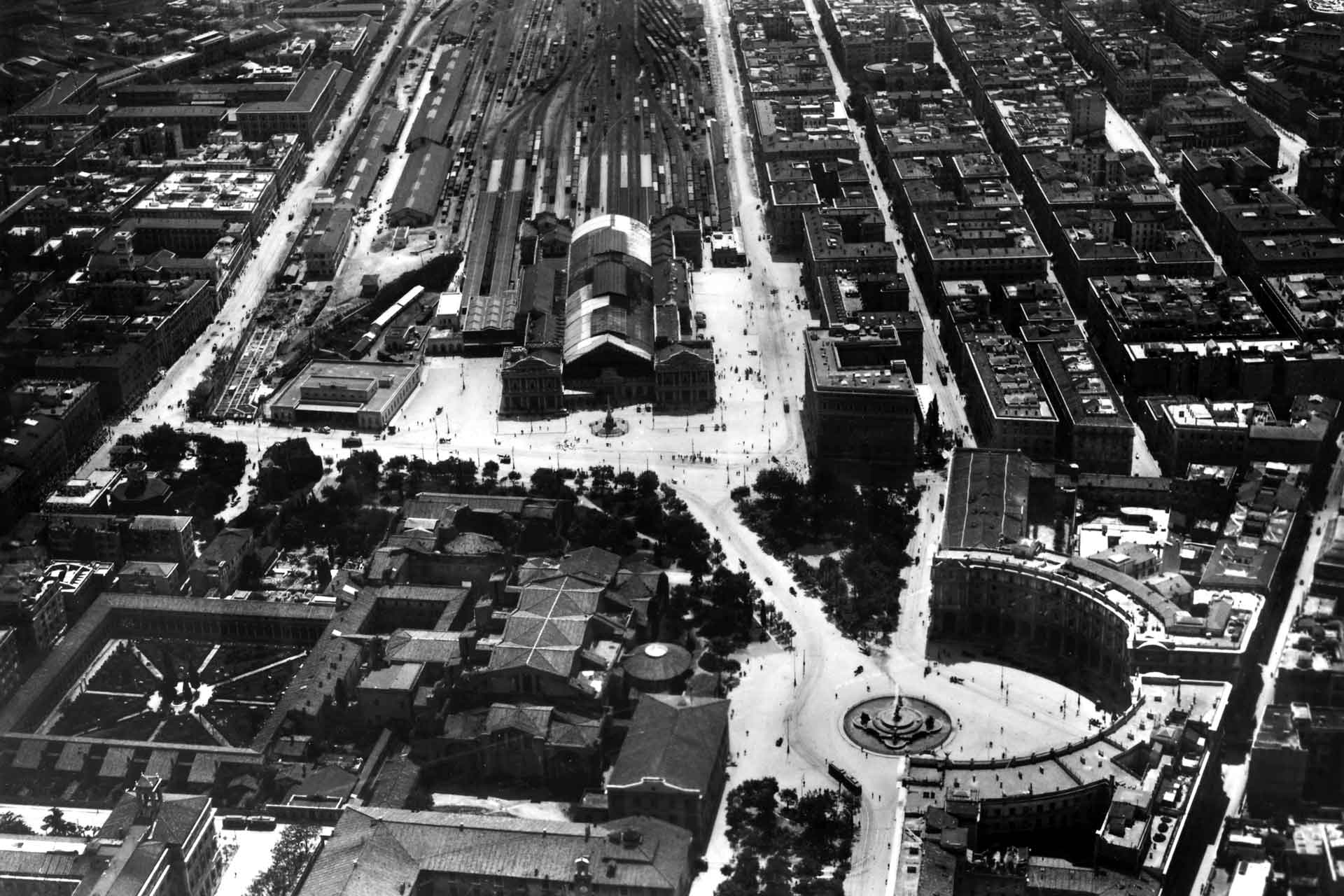 
Mura, dinosauri e grandi vuoti