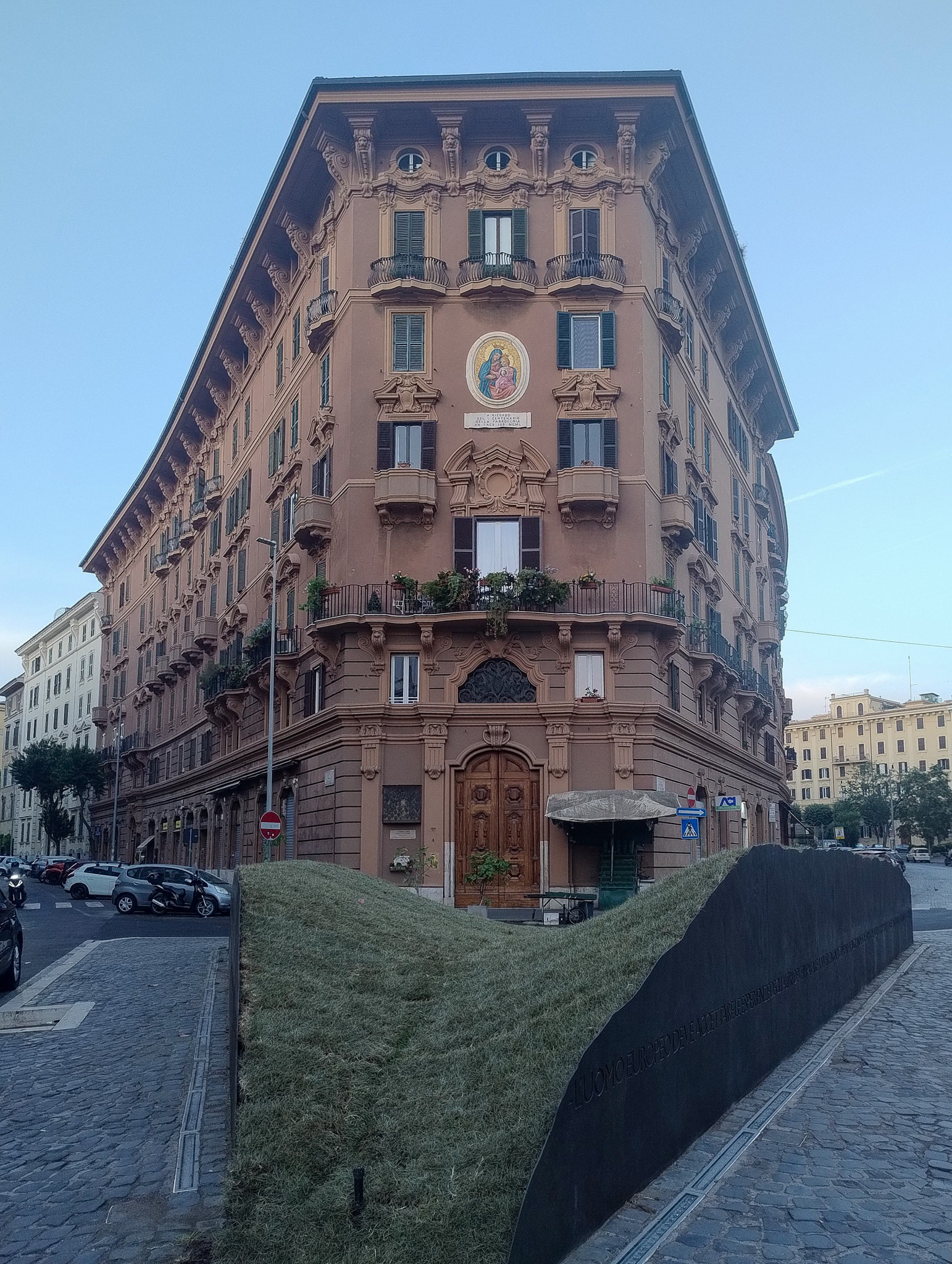 
Da Porta Cavalleggeri alla modernità romana: architettura, memoria e cinema vicino San Pietro