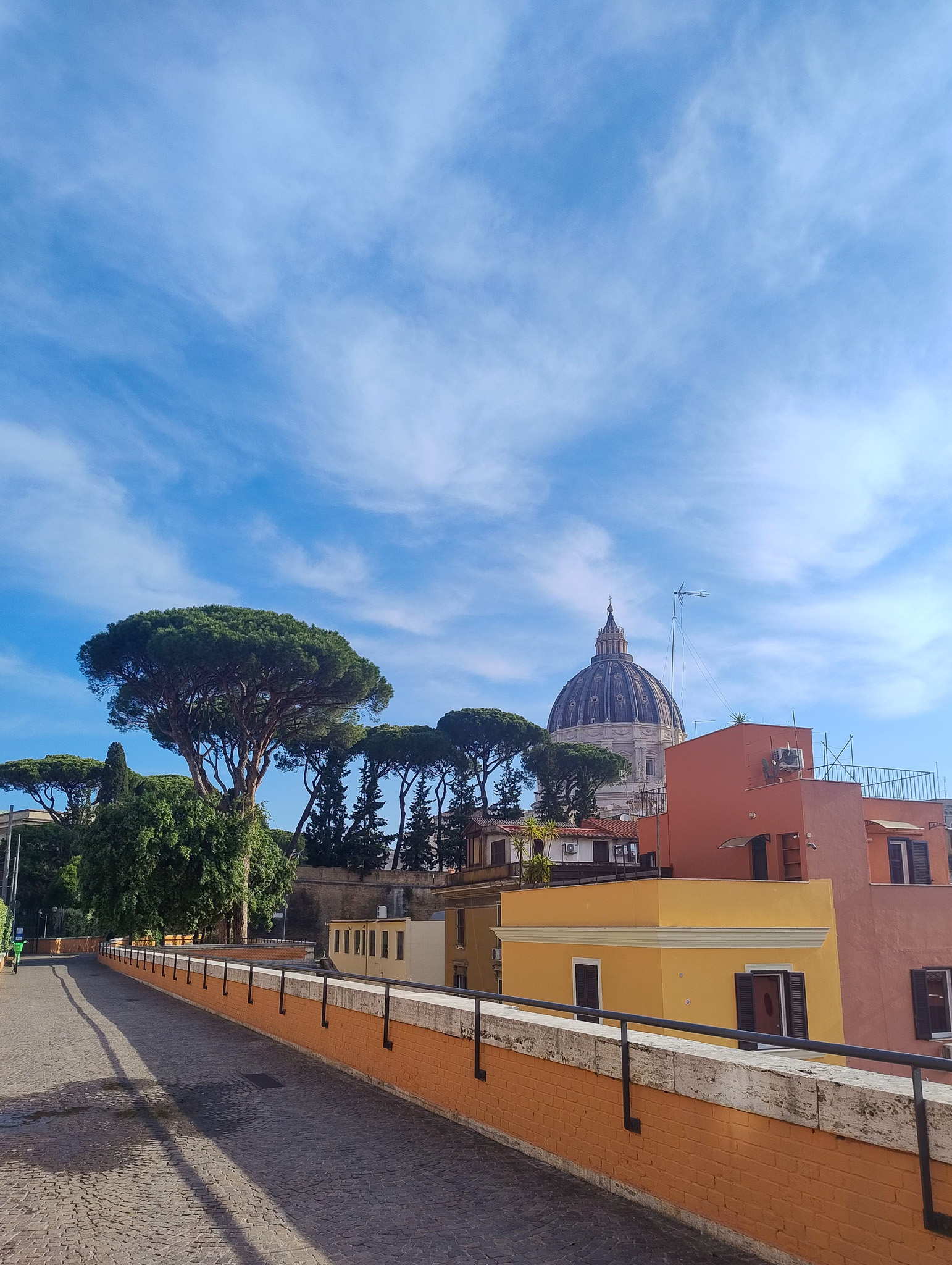 
Da Porta Cavalleggeri alla modernità romana: architettura, memoria e cinema vicino San Pietro